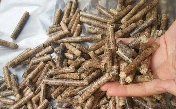 生物質(zhì)燃料烤房所用的燃料是以木屑、秸稈等廢棄物為原料用生物質(zhì)顆粒機(jī)合成的生物質(zhì)顆粒